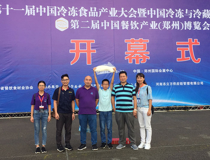 中山大红鹰dhy2018年8月中国郑州餐饮产业展合影