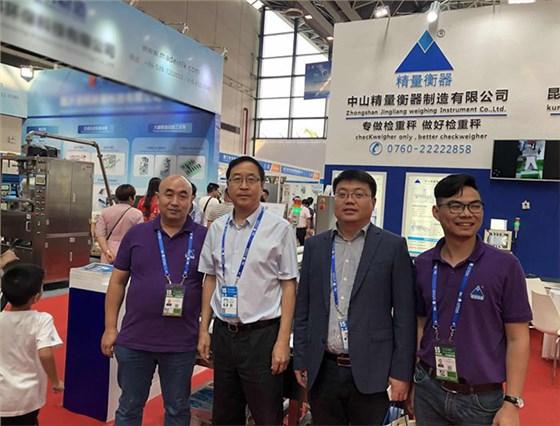 中山大红鹰dhy南宁东盟博览会合影